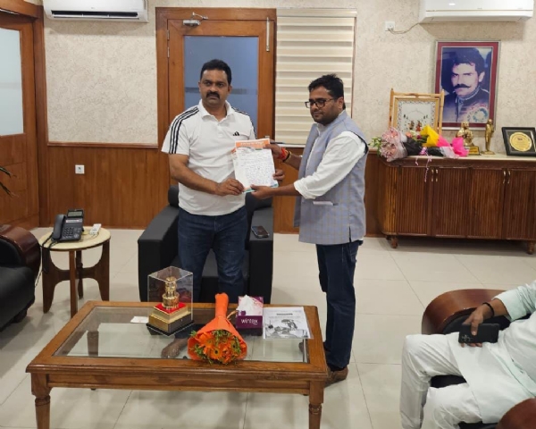 केंद्रीय ग्रामीण विकास राज्य मंत्री कमलेश पासवान को पत्रक देते प्रधान प्रतिनिधि।