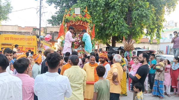 नगर भ्रमण के लिए राधा संग निकले कान्हा।