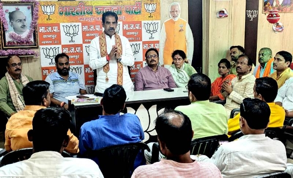 कानपुर में बैठक को संबोधित करते हुए भाजपा जिला अध्यक्ष अनिल दीक्षित व अन्य का छायाचित्र