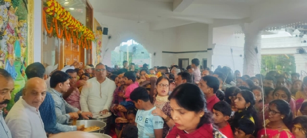 अनुष्ठान में जुटे श्रद्धालुगण