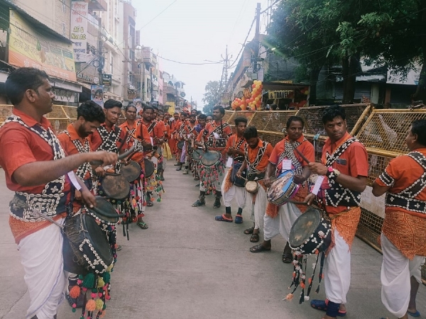 महाकाल की सवारी में नृत्य की प्रस्तुति