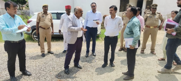 निर्माणाधीन पुलिस थाना भवन में जिलाधिकारी ने कार्य में पाई शिथिलता, जताई नाराज़गी