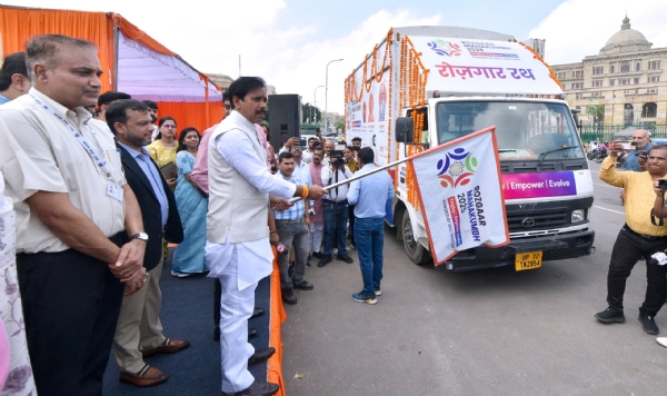 श्रम एवं सेवायोजन मंत्री अनिल राजभर रोजगार रथ काे हरी झंडी दिखाकर रवाना करते हुए।