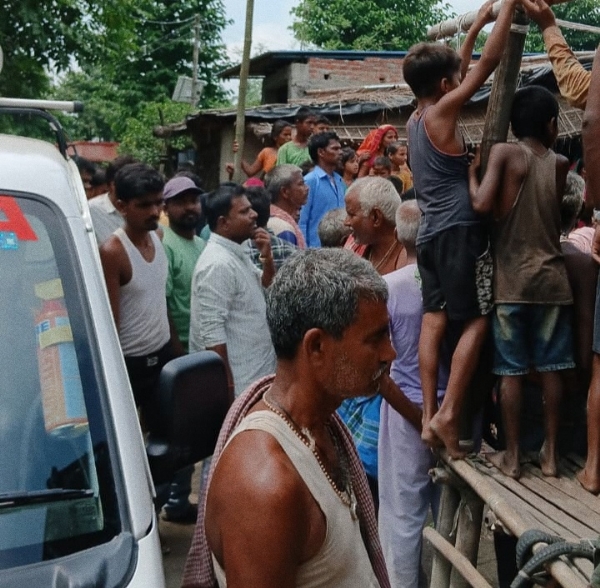 अररिया फोटो:मौके पर जमा भीड़