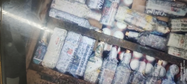 छुपा कर रखी गई नकली शराब की बोतल