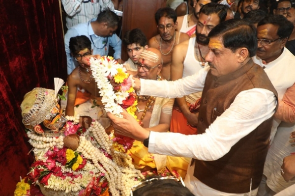 महाकाल की सवारी में मुख्यमंत्री ने भगवान श्री चंद्रमौलेश्वर का किया स्वागत