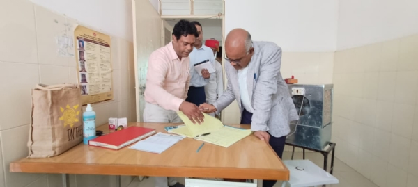 जिलाधिकारी मझावन सी एच सी का रजिस्टर की जांच करते हुए