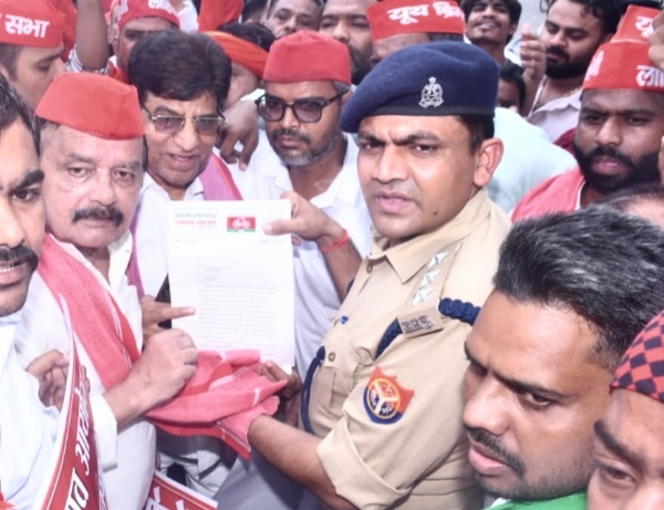कानपुर में सपा महानगर अध्यक्ष ने राष्ट्रपति महोदया के नाम संबोधित ज्ञापन सहायक आयुक्त पुलिस कोतवाली आशीष कुमार को सौपा गया का छायाचित्र