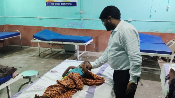 मरीज का इलाज करते चिकित्सक