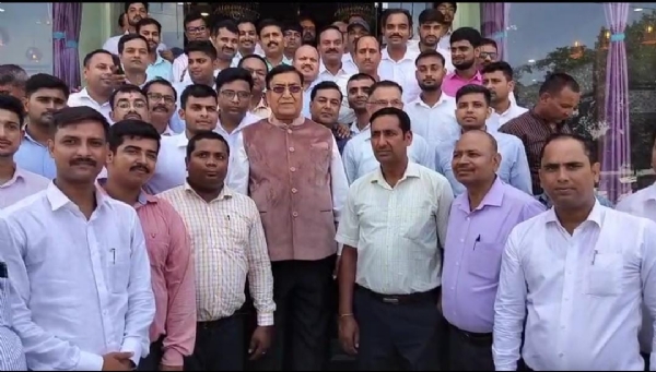 ग्रामीणों के साथ उद्योगपति