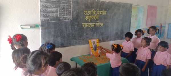दिवंगत रामदास सोरेन को श्रद्धांजलि देते स्कूली बच्चे