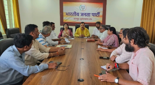 कानपुर में क्षेत्रीय टोली की बैठक करते क्षेत्रीय भाजपा अध्यक्ष प्रकाश पाल व अन्य का छायाचित्र