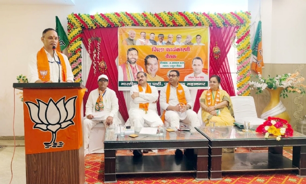 जिला कार्यकारिणी की बैठक को संबोधित करते महानगर जिलाध्यक्ष सोहन पाल सिंह