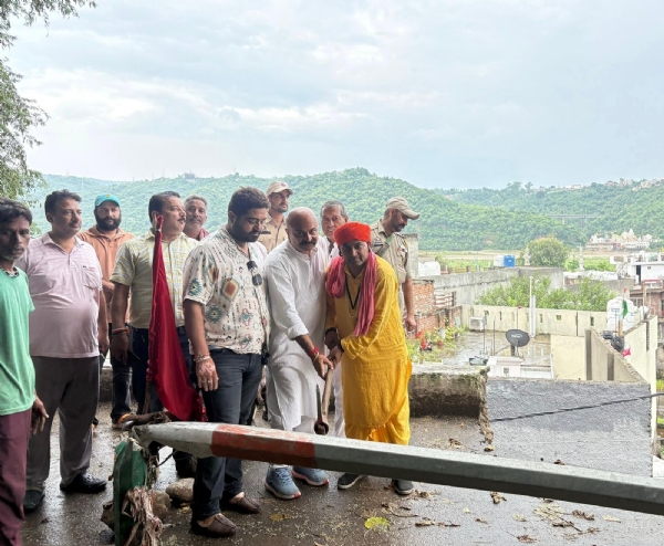 जम्मू ईस्ट: पीरखो क्षेत्र में भूस्खलन से क्षतिग्रस्त दीवार का पुनर्निर्माण कार्य शुरू
