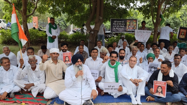 लघु सचिविालय में धरने पर बैठे विभिन्न संगठनों के सदस्य।