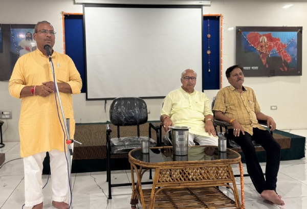 राष्ट्रीय स्वयंसेवक संघ के अखंड भारत संकल्प दिवस कार्यक्रम में संबोधित करते विभाग संघचालक सुरेंद्र पाल सिंह।
