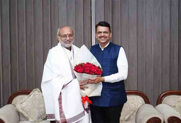 फोटो: राज्यपाल सीपी राधाकृष्णन को बधाई देते हुए मुख्यमंत्री देवेंद्र फडणवीस