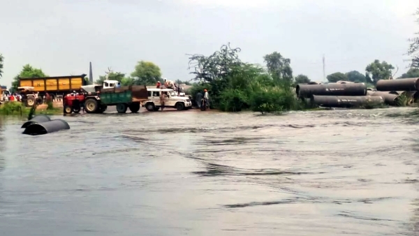 चांदपुर में बन रहे तालाब तक पहुंचा यमुना का बढ़ा हुआ जलस्तर।