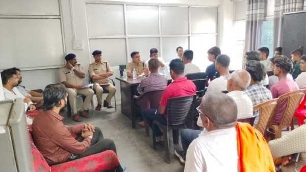 ढाबा व रेस्टोरेंट संचालकों की बैठक लेते हुए पुलिस व प्रशासनिक अधिकारी।