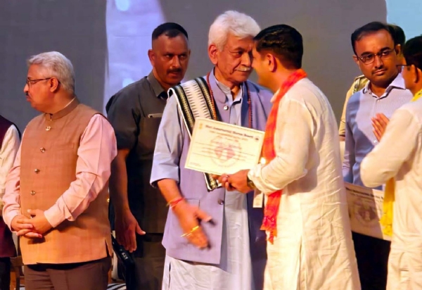 जम्मू कश्मीर के महामहिम राज्यपाल मनोज सिन्हा श्रीशिव सेवक मंडल ट्रस्ट के सदस्यों को सम्मानित करते हुए।