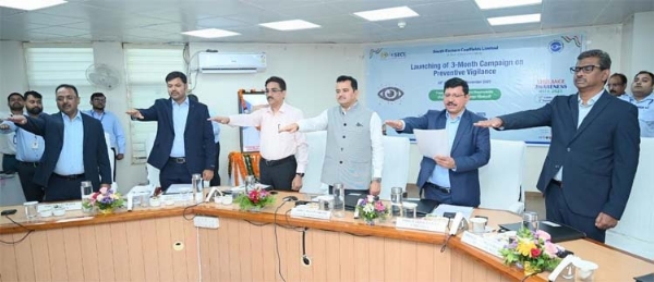 सत्यनिष्ठा की शपथ लेते उपस्थितजन