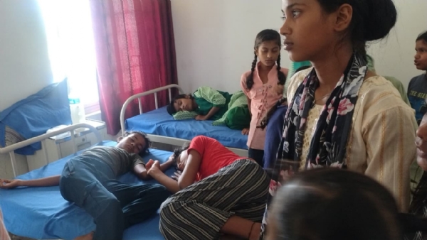 तरहसी पीएचसी में इलाजरत छात्राएं
