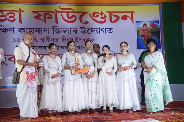 ‘प्रज्ञा’ के सौजन्य से असम के 20 जिलों में ‘वंदे मातरम्’ समूह नृत्य प्रतियोगिता से संबंधित तस्वीर।