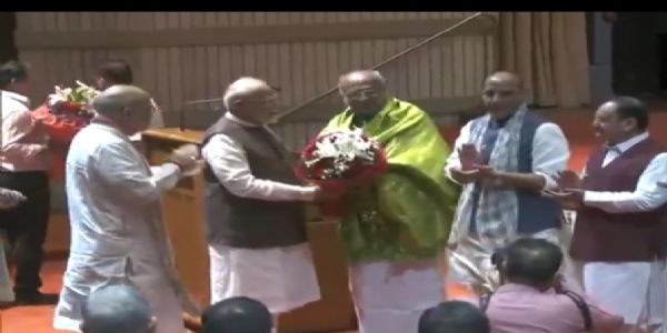 सीपी राधाकृष्णन का अभिनंदन करते हुए प्रधानमंत्री