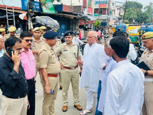 गंगा महारानी शोभायात्रा रूट का निरीक्षण करते एसपी सिटी मानुष पारीक, साथ में मौजूद अन्य अधिकारी। सुरक्षा व्यवस्था को लेकर दिए निर्देश।