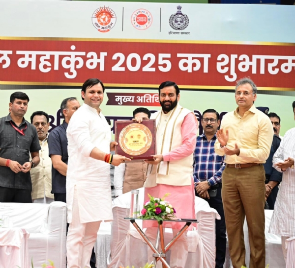 खेल महाकुंभ के उदघाटन अवसर पर मुख्यमंत्री काे स्मृति चिन्ह देकर सम्मानित करते खेल मंत्री गाैरव गाैतम