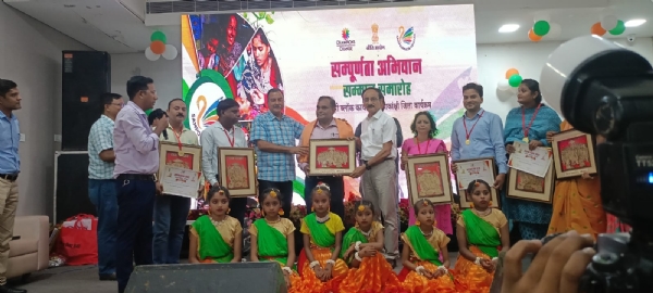 फ्रंटल वर्करों को सम्मानित करते हुए सिटी मजिस्ट्रेट इंद्र नंदन सिंह
