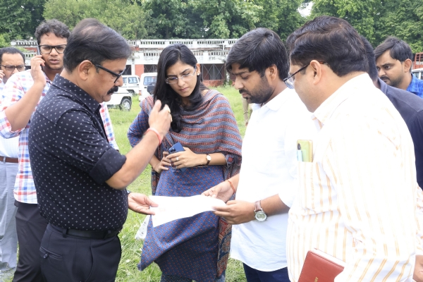 मुख्यमंत्री योगी आदित्यनाथ के प्रस्तावित दौरे को लेकर बरेली कॉलेज मैदान का निरीक्षण करते डीएम अविनाश सिंह, एसएसपी अनुराग आर्य और अन्य अधिकारी।
