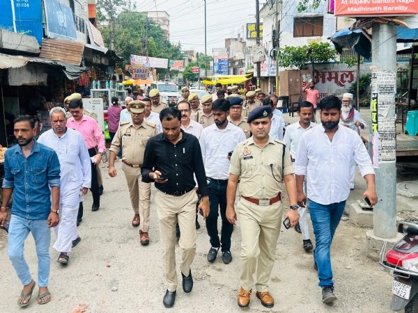 गंगा महारानी शोभायात्रा रूट का निरीक्षण करते एसपी सिटी मानुष पारीक, साथ में मौजूद अन्य अधिकारी। सुरक्षा व्यवस्था को लेकर दिए निर्देश।