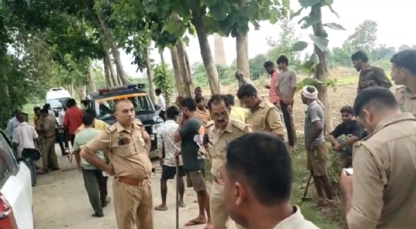 गांव में पुलिस और वन विभाग की टीम