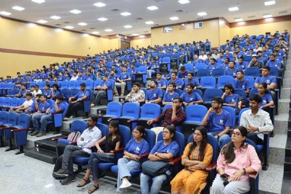 आईआईटी जममू में महिला सशकितकरणा पर वयाखयन में भाग लेते छातर्