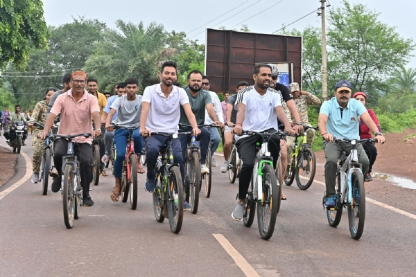 साइकिल चलाते हुए कलेक्टर अबिनाश मिश्रा समेत अधिकारी व सभी वर्ग।-
