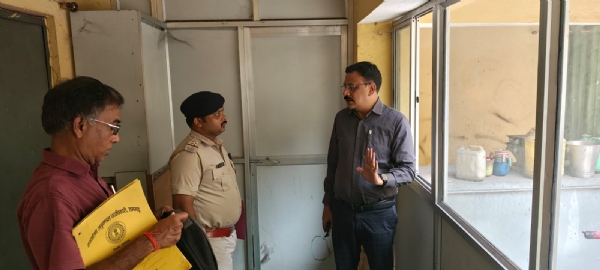 जांच पड़ताल करते एसडीओ अनुराग कुमार तिवारी