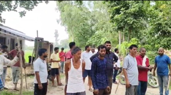 लाठी डंडे से लैस ग्रामीण