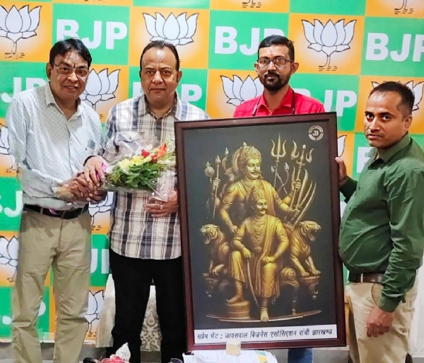मुख्य सचेतक से मुलाकात करते समुदाय के लोग