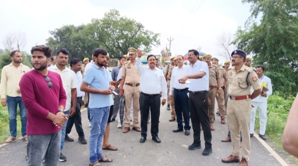 फोटो - बाढ़  क्षेत्र का निरीक्षण करते मंडल आयुक्त