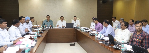 विभागीय योजनाओं की समीक्षा करते हुए ऊर्जा मंत्री प्रद्युम्न सिंह तोमर