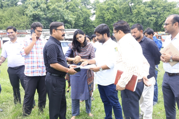 मुख्यमंत्री योगी आदित्यनाथ के प्रस्तावित दौरे को लेकर बरेली कॉलेज मैदान का निरीक्षण करते डीएम अविनाश सिंह, एसएसपी अनुराग आर्य और अन्य अधिकारी।