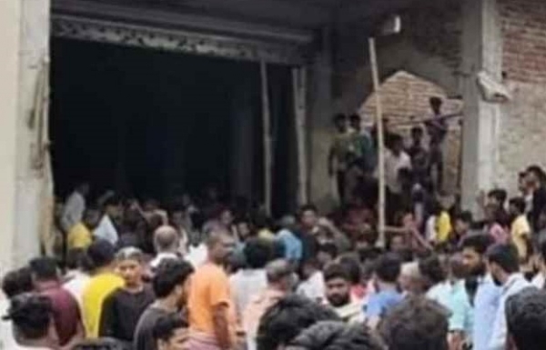 घर के बाहर लगी भीड़