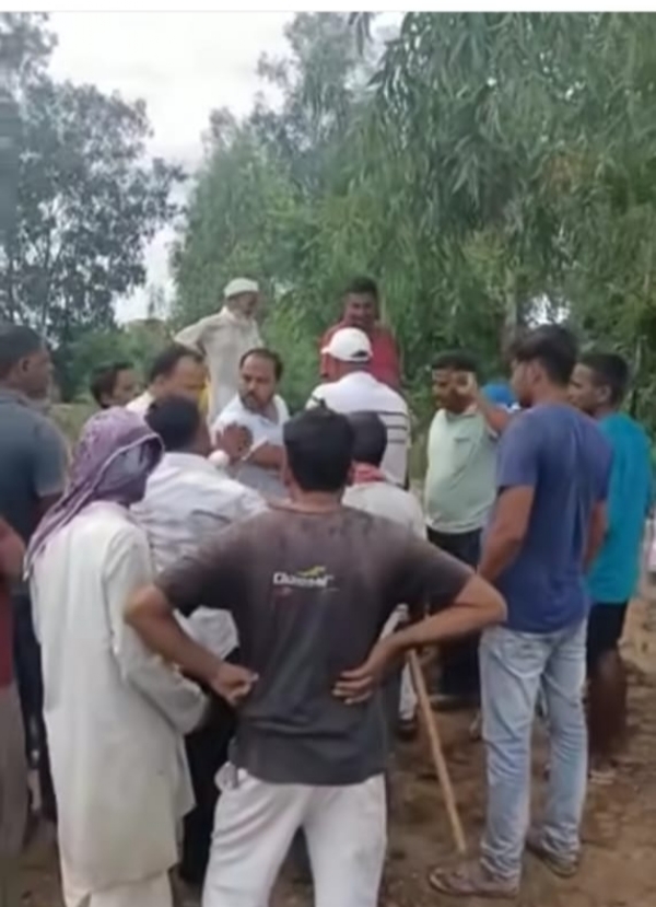कब्जा करने का प्रयास करते हुए खालिद व भाई