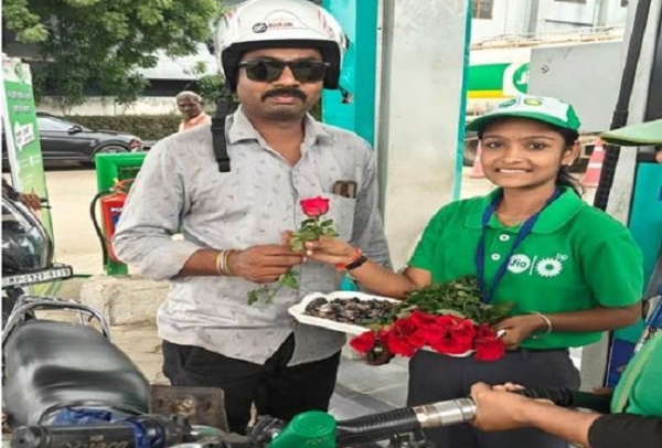हेलमेट पहनकर पेट्रोल भरवाने वाले ग्राहकों का पुष्प के साथ स्वागत