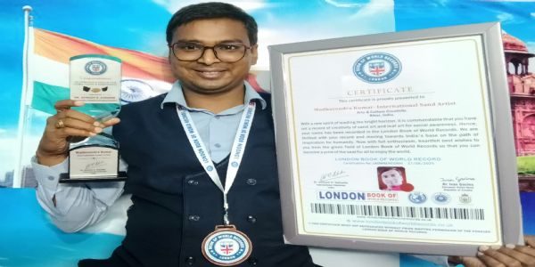प्रशस्ति पत्र के साथ सैंड आर्टिस्ट