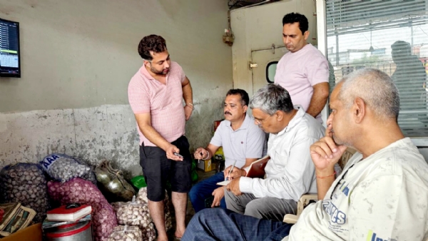 फतेहाबाद। फ्रूट विक्रेता की दुकान पर पूछताछ करते पुलिस कर्मचारी।