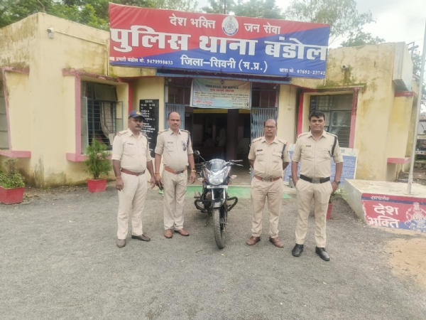 Seoni: One arrested for carrying illegal cattle, search for two continues