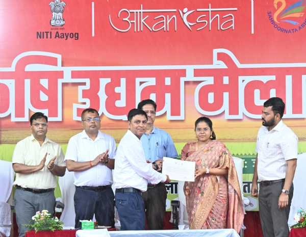 सम्मानित करते उपायुक्त