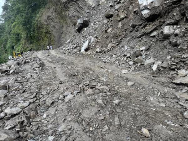 रुद्रप्रयाग-गौरीकुंड राष्ट्रीय राजमार्ग का भूस्खलन प्रभावित हिस्सा।